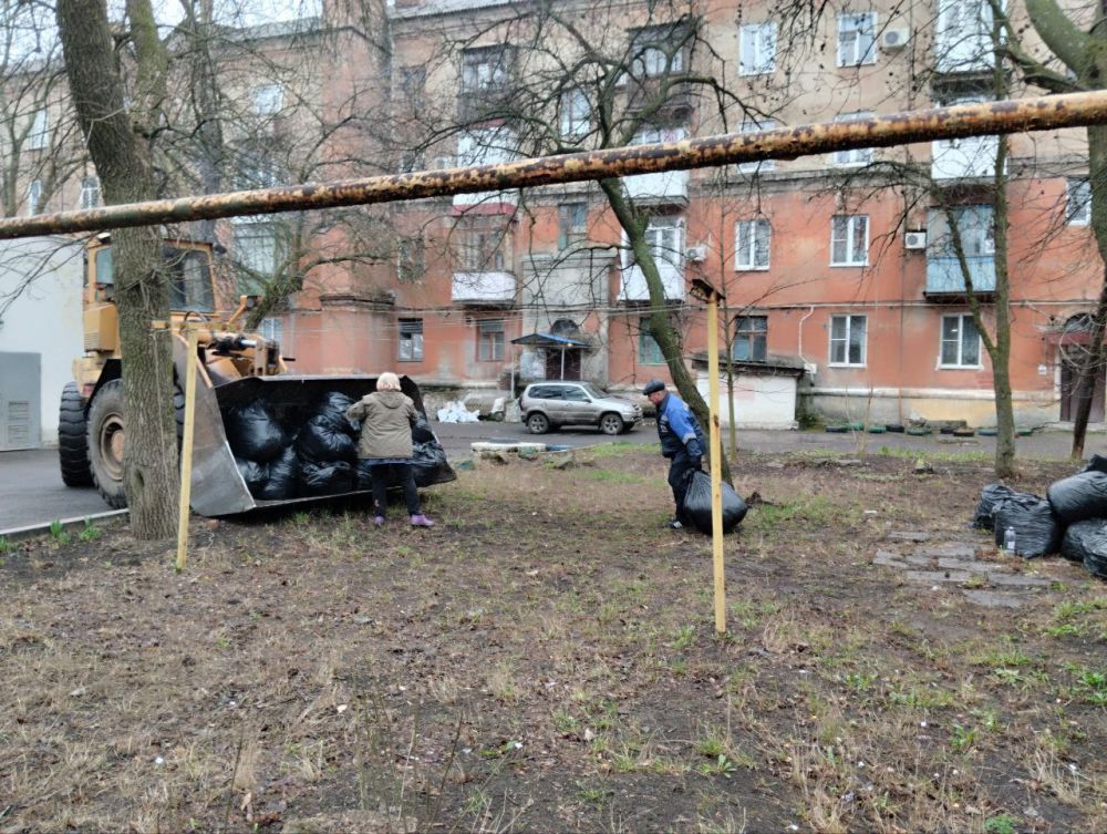 В Кировском внутригородском районе продолжаются работы по санитарному содержанию территории В Кировском внутригородском районе продолжаются работы по санитарному содержанию территории