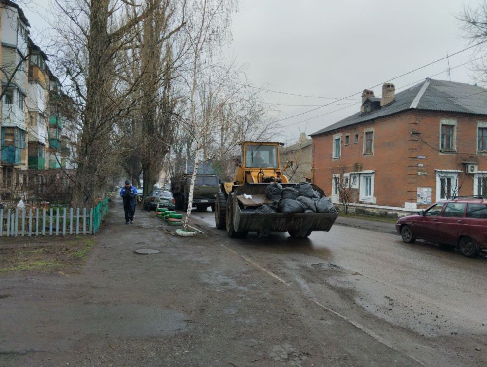 В Кировском внутригородском районе продолжаются работы по санитарному содержанию территории В Кировском внутригородском районе продолжаются работы по санитарному содержанию территории