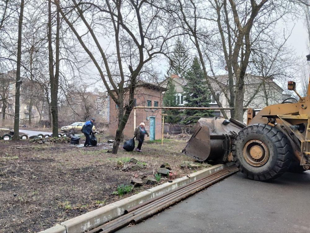 В Кировском внутригородском районе продолжаются работы по санитарному содержанию территории