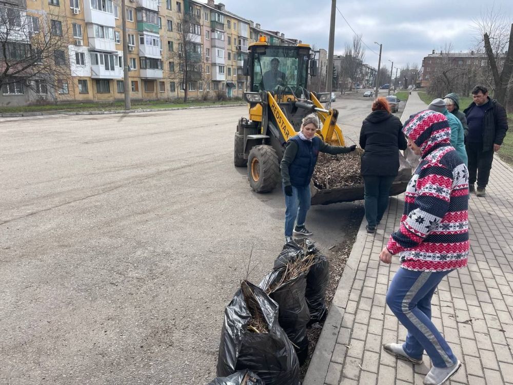 Кировский внутригородской район принял участие в общегородском субботнике Кировский внутригородской район принял участие в общегородском субботнике