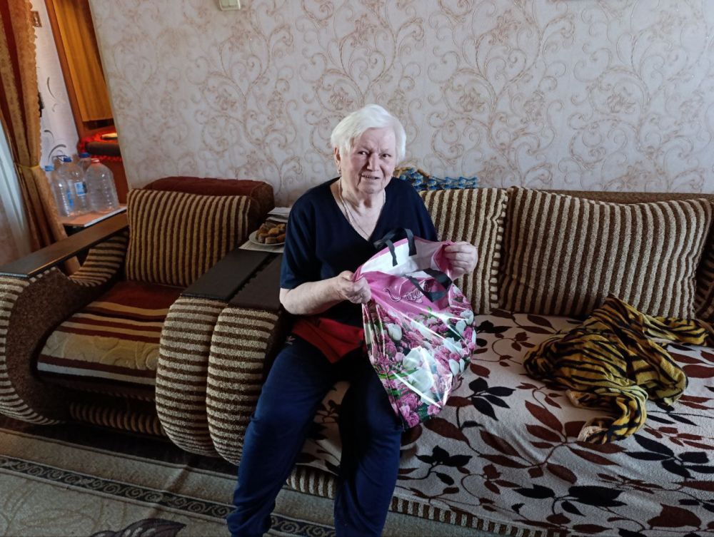 10 апреля сотрудники МБУ «Территориальный центр социального обслуживания (предоставления социальных услуг) Червоногвардейского района города Макеевки тепло и сердечно поздравили долгожителя района