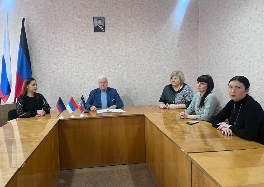 Сегодня, 11 апреля, в Центрально-Городском внутригородском районе городского округа Макеевка состоялось плановое собрание секретарей первичных отделений Общественного Движения «Донецкая Республика»