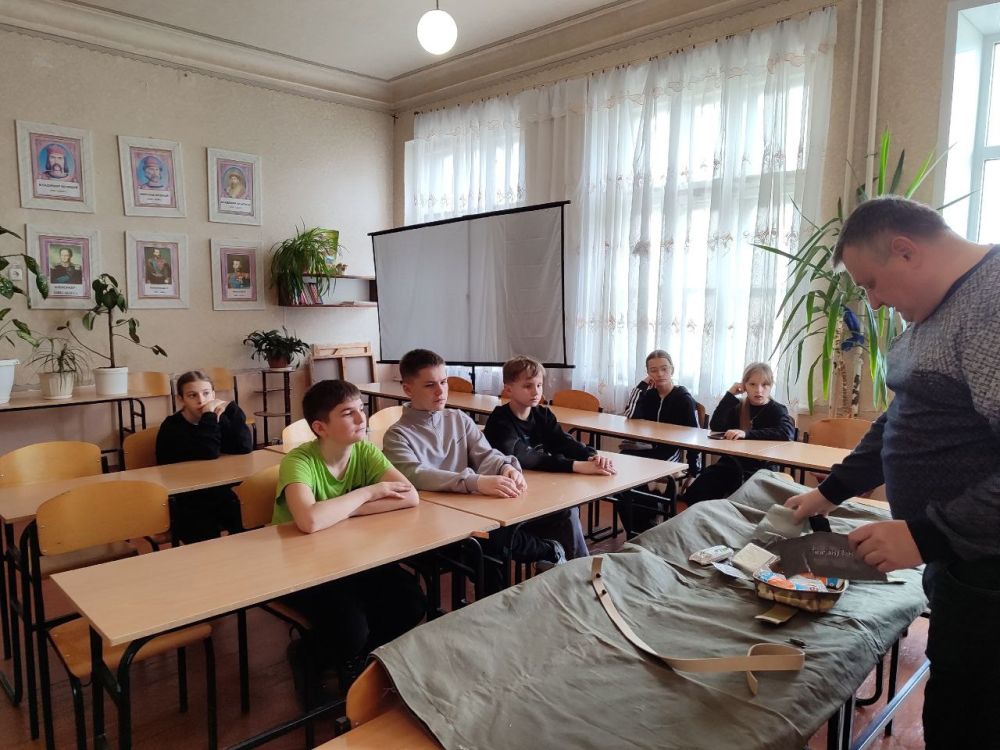 Юнармейцы ВПК "Правнуки победителей" г.о. Макеевка вместе с преподавателем основ безопасности жизнедеятельности изучили содержимое аптечки первой помощи!