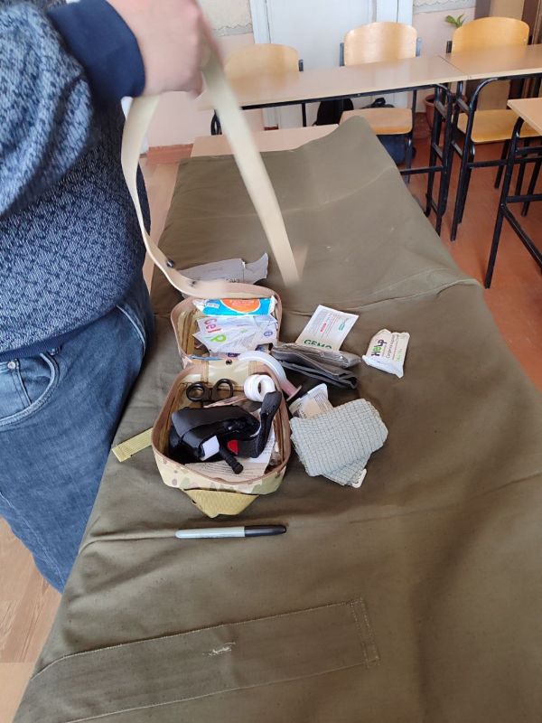 Юнармейцы ВПК "Правнуки победителей" г.о. Макеевка вместе с преподавателем основ безопасности жизнедеятельности изучили содержимое аптечки первой помощи! Юнармейцы ВПК "Правнуки победителей" г.о. Макеевка вместе с преподавателем основ безопасности жизнедеятельности изучили содержимое аптечки первой помощи!