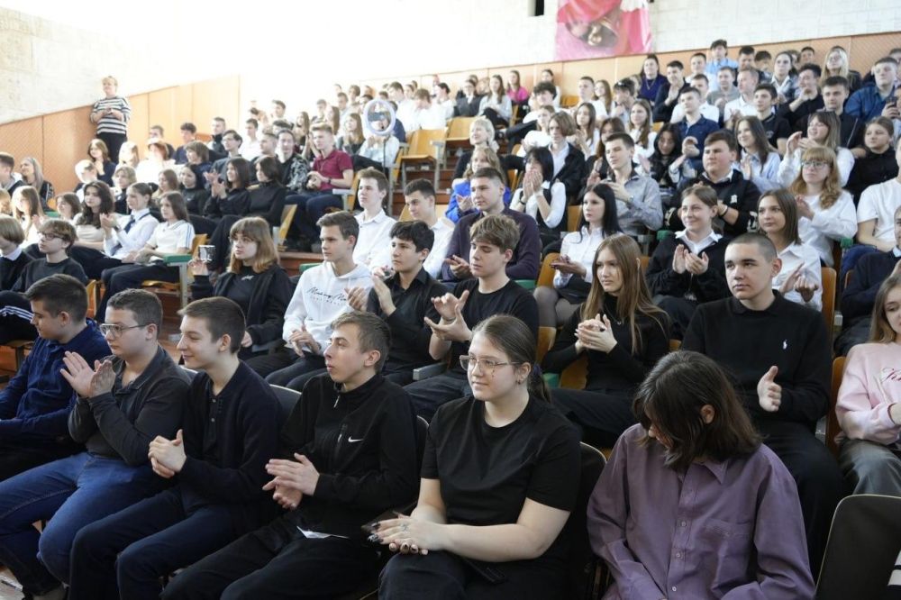 В Макеевке был показан первый спектакль, поставленный по итогам проекта «Театр+Школа», реализуемый грантом губернатора Югры В Макеевке был показан первый спектакль, поставленный по итогам проекта «Театр+Школа», реализуемый грантом губернатора Югры