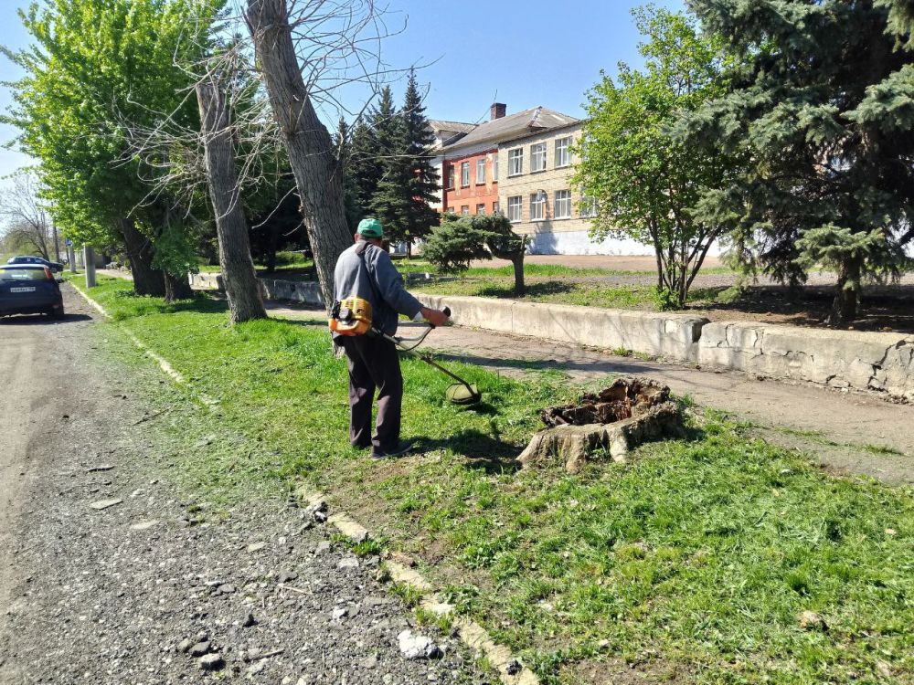 В Кировском внутригородском районе ведутся работы по покосу травы