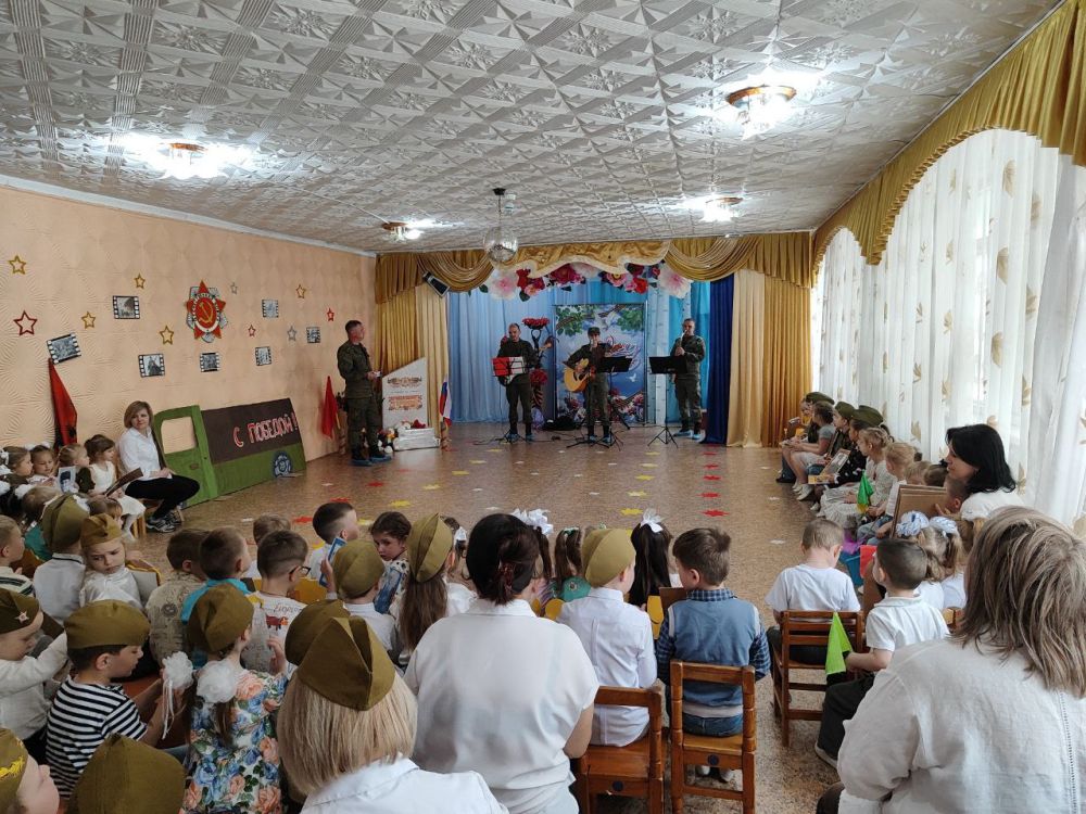 В преддверии великого Дня Победы в Великой Отечественной войне особую радость и праздничное настроение подарил воспитанникам ГБОУ «Детский сад № 184 комбинированного вида городского округа Макеевка» военный оркестр...