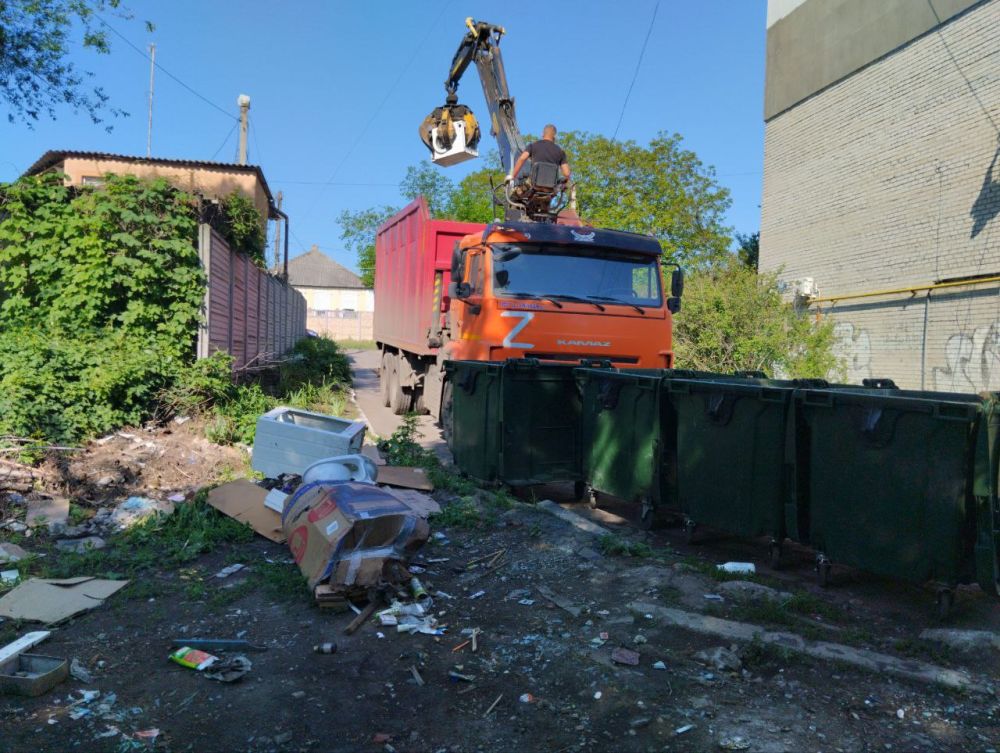 В Кировском внутригородском районе продолжаются работы по санитарному содержанию территории