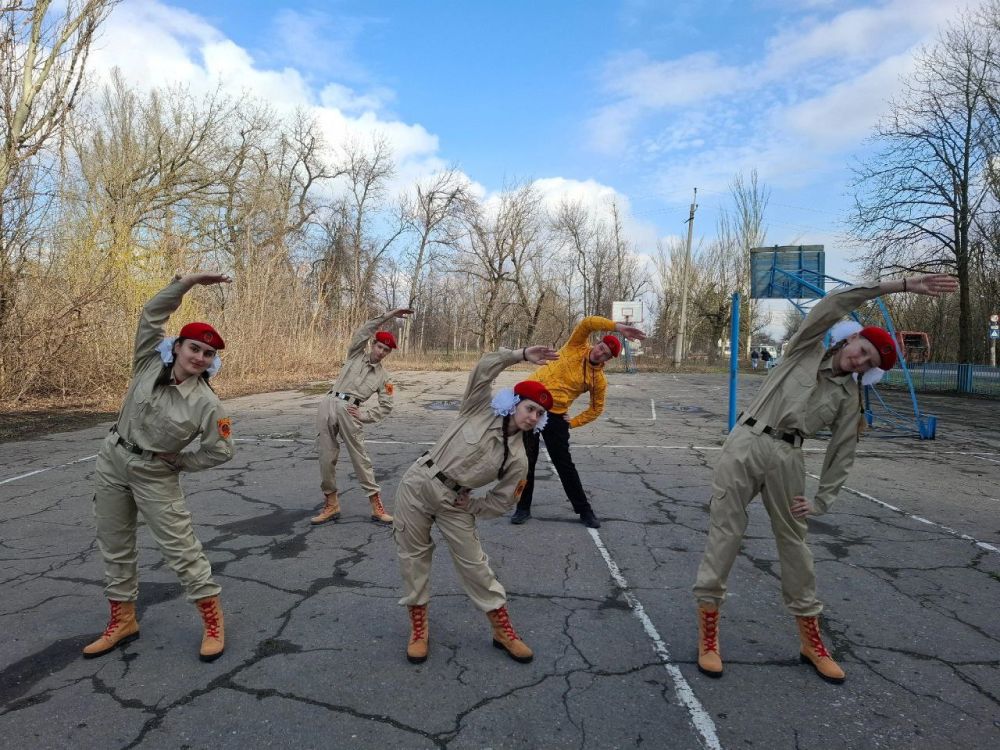 Зарядка Героев. В рамках Всероссийского марафона зарядок "Зарядка Героев", во знаменовании празднования 80-й годовщины Победы советского народа над фашистской Германией, юнармейцы ВПК "Импульс" г.о.Макеевка, провели зарядку...