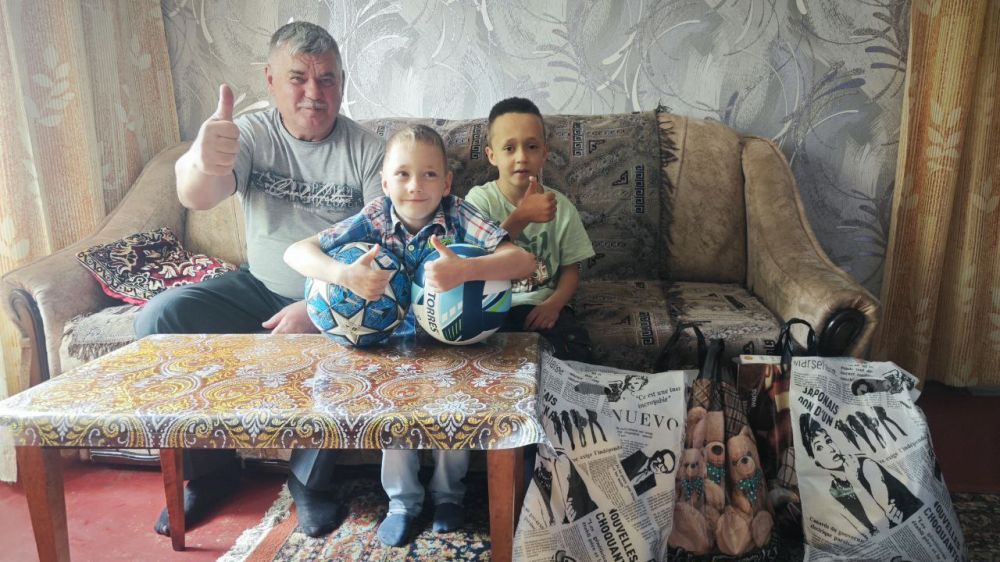 В Кировском внутригородском районе ко Дню защиты детей поздравили детей льготной категории