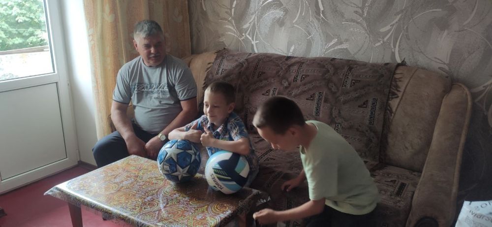 В Кировском внутригородском районе ко Дню защиты детей поздравили детей льготной категории В Кировском внутригородском районе ко Дню защиты детей поздравили детей льготной категории