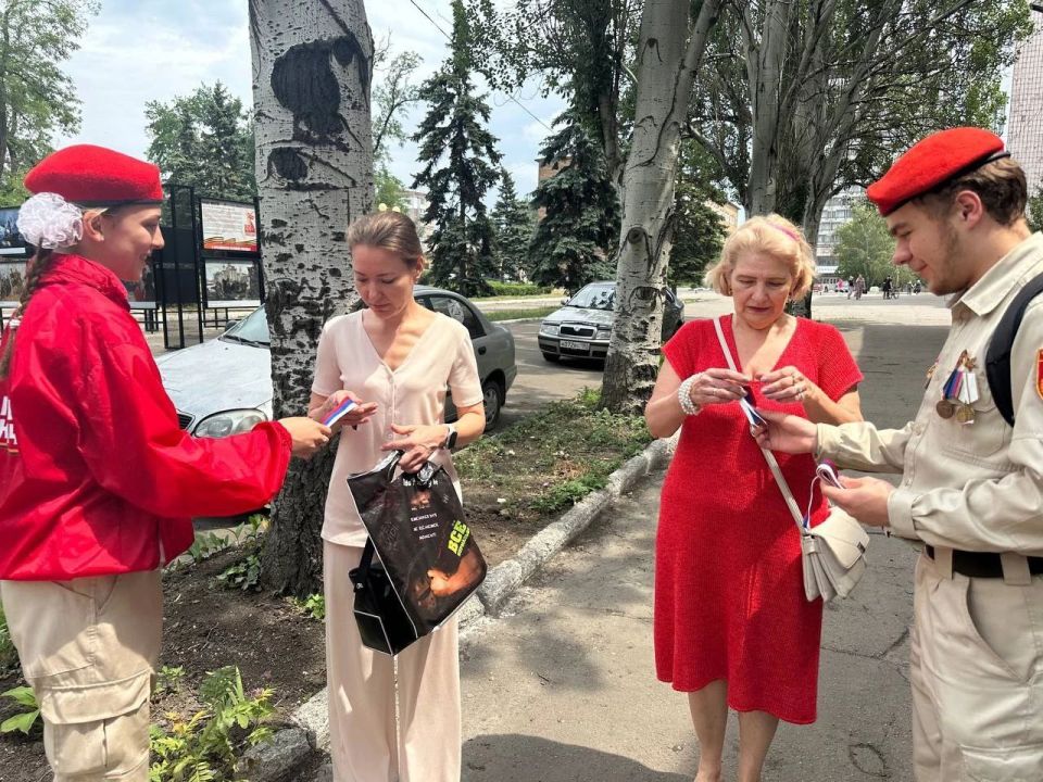 Юнармейцы местного отделения городского округа Макеевка имени Героя СВО Линева Алексея Михайловича поздравили жителей города с Днем России Юнармейцы местного отделения городского округа Макеевка имени Героя СВО Линева Алексея Михайловича поздравили жителей города с Днем России