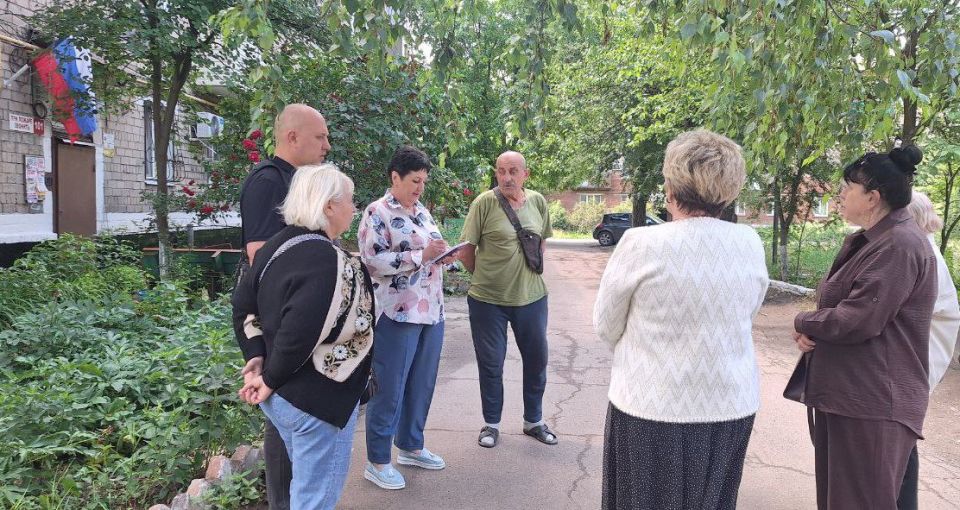 17 июня руководитель Управы Советского внутригородского района Администрации городского округа Макеевка Мария Чулакова провела встречу с населением на пл. Трестовская, д. 3 17 июня руководитель Управы Советского внутригородского района Администрации городского округа Макеевка Мария Чулакова провела встречу с населением на пл. Трестовская, д. 3