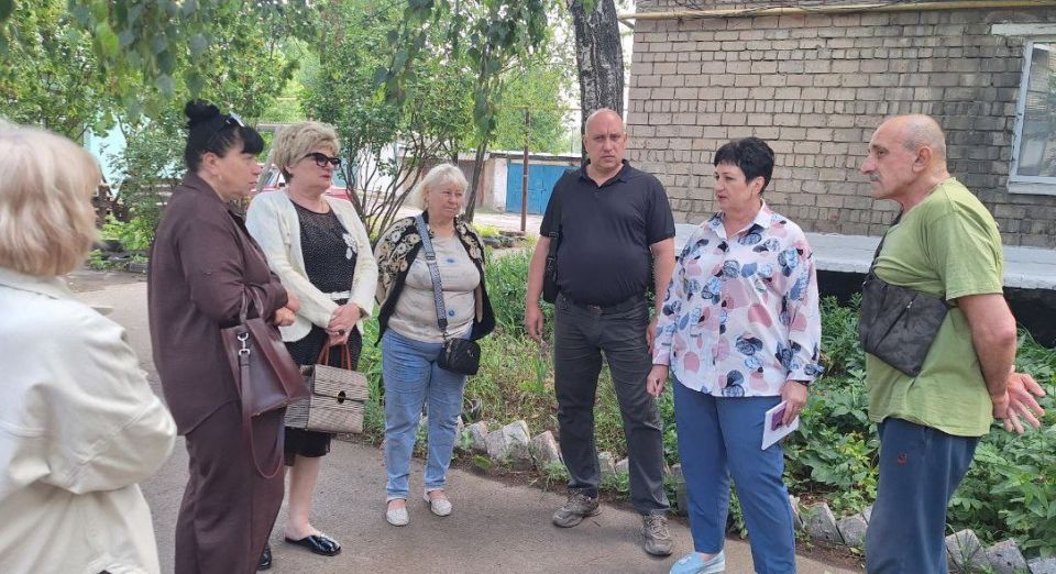 17 июня руководитель Управы Советского внутригородского района Администрации городского округа Макеевка Мария Чулакова провела встречу с населением на пл. Трестовская, д. 3 17 июня руководитель Управы Советского внутригородского района Администрации городского округа Макеевка Мария Чулакова провела встречу с населением на пл. Трестовская, д. 3
