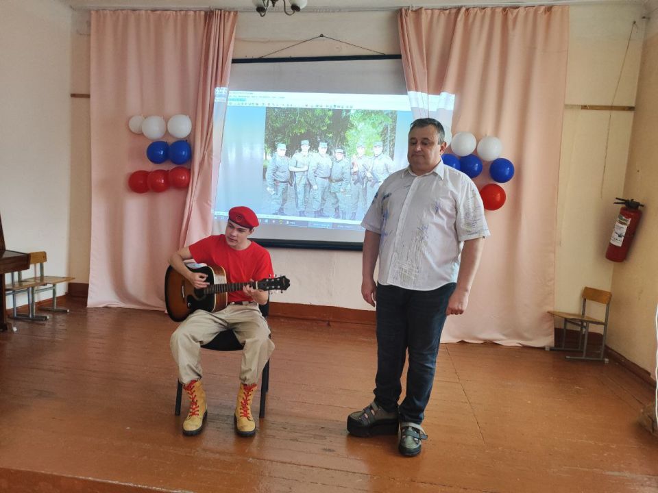 Урок мужества с участником СВО прошел в макеевской школе Урок мужества с участником СВО прошел в макеевской школе