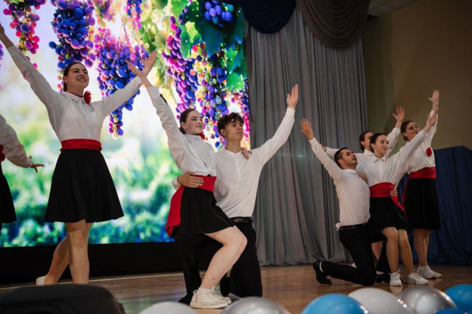 Сегодня в Донбасской национальной академии строительства и архитектуры написана ещё одна страница – дипломы о высшем образовании получили 961 выпускник вуза и 48 лицеистов Сегодня в Донбасской национальной академии строительства и архитектуры написана ещё одна страница – дипломы о высшем образовании получили 961 выпускник вуза и 48 лицеистов