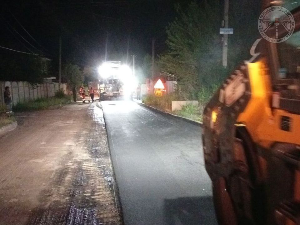 По ряду улиц Донецко-Макеевской агломерации работники подрядной организации ООО "Автодор Донбасс" работают в ночное время суток, чтобы не ограничивать движение автотранспортных средств там, где движение в дневные часы... По ряду улиц Донецко-Макеевской агломерации работники подрядной организации ООО "Автодор Донбасс" работают в ночное время суток, чтобы не ограничивать движение автотранспортных средств там, где движение в дневные часы...