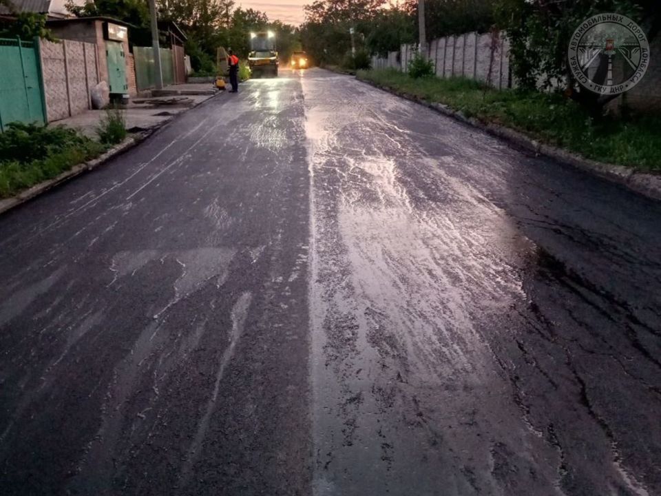 По ряду улиц Донецко-Макеевской агломерации работники подрядной организации ООО "Автодор Донбасс" работают в ночное время суток, чтобы не ограничивать движение автотранспортных средств там, где движение в дневные часы... По ряду улиц Донецко-Макеевской агломерации работники подрядной организации ООО "Автодор Донбасс" работают в ночное время суток, чтобы не ограничивать движение автотранспортных средств там, где движение в дневные часы...