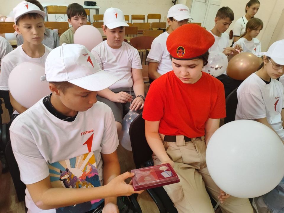 Урок мужества с участником СВО прошел в макеевской школе Урок мужества с участником СВО прошел в макеевской школе