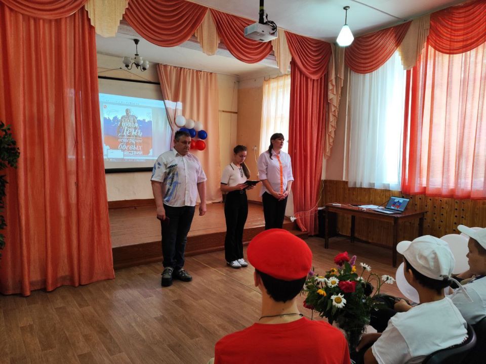 Урок мужества с участником СВО прошел в макеевской школе Урок мужества с участником СВО прошел в макеевской школе