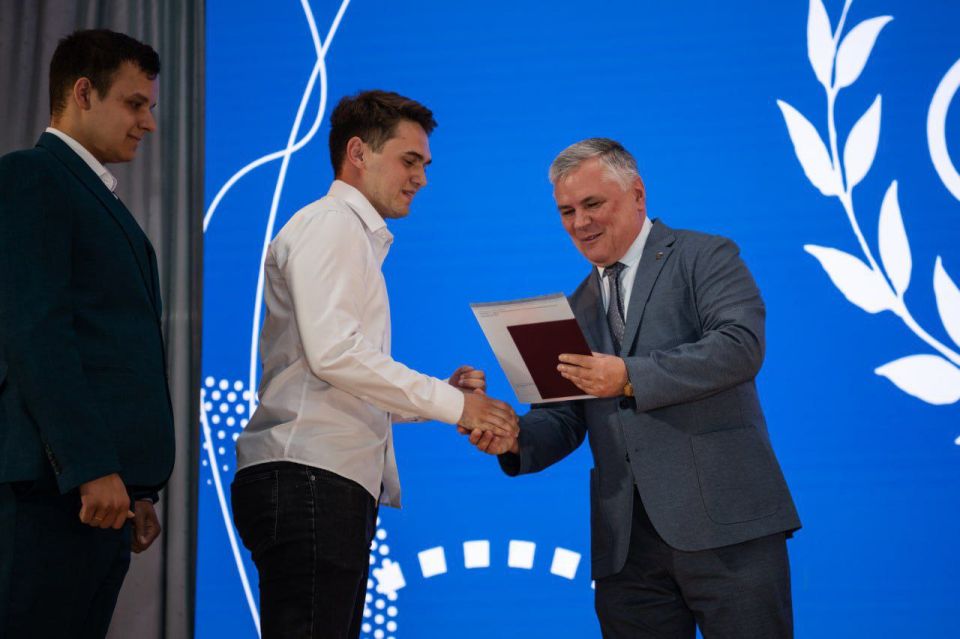 Сегодня в Донбасской национальной академии строительства и архитектуры написана ещё одна страница – дипломы о высшем образовании получили 961 выпускник вуза и 48 лицеистов Сегодня в Донбасской национальной академии строительства и архитектуры написана ещё одна страница – дипломы о высшем образовании получили 961 выпускник вуза и 48 лицеистов