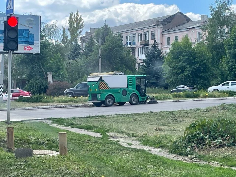 Сегодня, 4 июля, с целью приведения территории в надлежащее санитарное состояние силами МУП АГМ «Перспектива» посредством подметально-уборочной техники проведены работы уборки проезжей части автодороги по ул. Калиновской Сегодня, 4 июля, с целью приведения территории в надлежащее санитарное состояние силами МУП АГМ «Перспектива» посредством подметально-уборочной техники проведены работы уборки проезжей части автодороги по ул. Калиновской