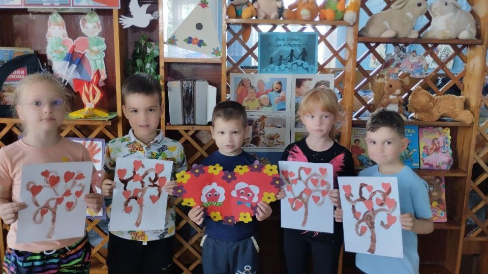 День семьи, любви и верности — молодой праздник, но такой нужный! СЧАСТЬЕ, если у нас есть СЕМЬЯ День семьи, любви и верности — молодой праздник, но такой нужный! СЧАСТЬЕ, если у нас есть СЕМЬЯ