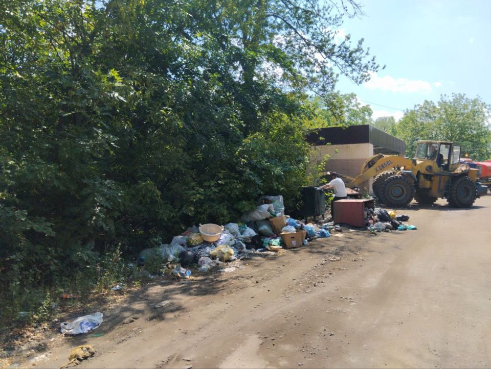 Сегодня, 18 июля, с целью приведения территории в надлежащее санитарное состояние выполнены работы по вывозу крупногабаритных накоплений мусора на контейнерных площадках по адресам: ул. Ленина, д. 153, д. 155; кв-л Химик, д.... Сегодня, 18 июля, с целью приведения территории в надлежащее санитарное состояние выполнены работы по вывозу крупногабаритных накоплений мусора на контейнерных площадках по адресам: ул. Ленина, д. 153, д. 155; кв-л Химик, д....