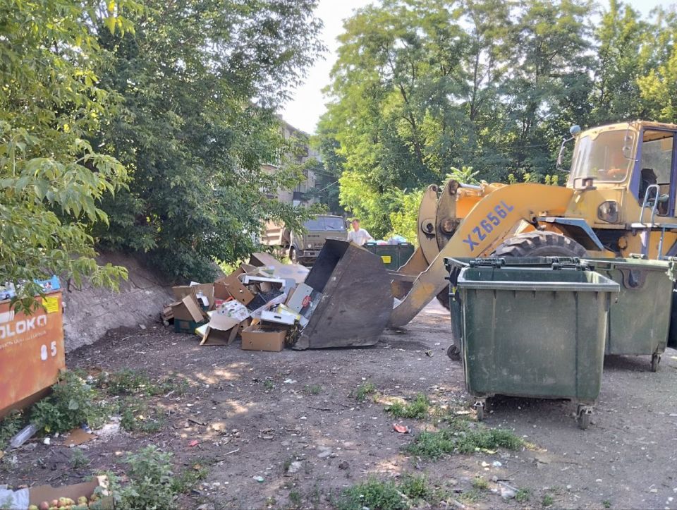 Сегодня, 18 июля, с целью приведения территории в надлежащее санитарное состояние выполнены работы по вывозу крупногабаритных накоплений мусора на контейнерных площадках по адресам: ул. Ленина, д. 153, д. 155; кв-л Химик, д.... Сегодня, 18 июля, с целью приведения территории в надлежащее санитарное состояние выполнены работы по вывозу крупногабаритных накоплений мусора на контейнерных площадках по адресам: ул. Ленина, д. 153, д. 155; кв-л Химик, д....