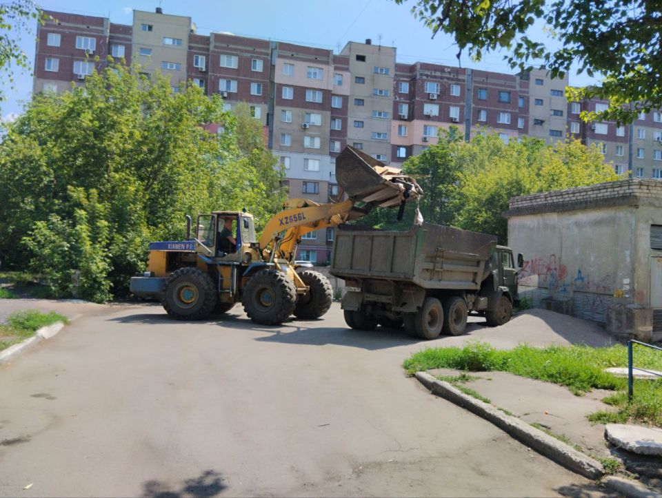 Сегодня, 18 июля, с целью приведения территории в надлежащее санитарное состояние выполнены работы по вывозу крупногабаритных накоплений мусора на контейнерных площадках по адресам: ул. Ленина, д. 153, д. 155; кв-л Химик, д.... Сегодня, 18 июля, с целью приведения территории в надлежащее санитарное состояние выполнены работы по вывозу крупногабаритных накоплений мусора на контейнерных площадках по адресам: ул. Ленина, д. 153, д. 155; кв-л Химик, д....