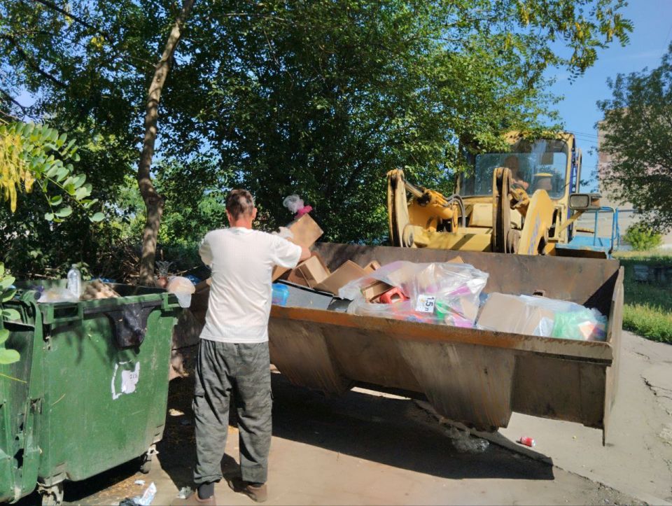 Сегодня, 18 июля, с целью приведения территории в надлежащее санитарное состояние выполнены работы по вывозу крупногабаритных накоплений мусора на контейнерных площадках по адресам: ул. Ленина, д. 153, д. 155; кв-л Химик, д.... Сегодня, 18 июля, с целью приведения территории в надлежащее санитарное состояние выполнены работы по вывозу крупногабаритных накоплений мусора на контейнерных площадках по адресам: ул. Ленина, д. 153, д. 155; кв-л Химик, д....