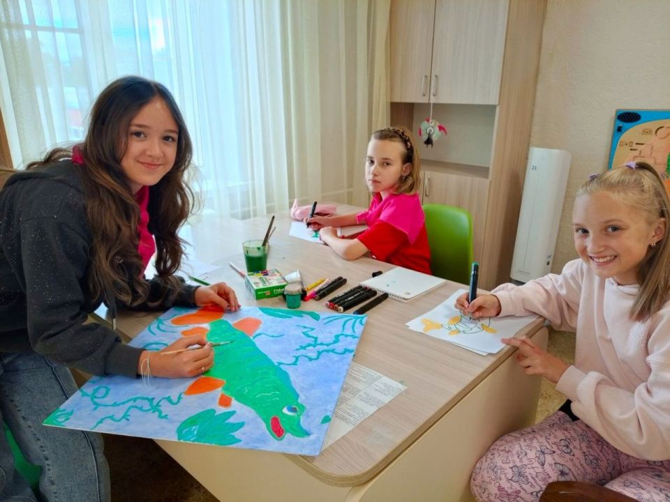 Ребята, принимающие участие в первой смене заезда «Лето в Югре» в Сургутском многопрофильном реабилитационном центре для инвалидов, создают уют, украшая отрядные места Ребята, принимающие участие в первой смене заезда «Лето в Югре» в Сургутском многопрофильном реабилитационном центре для инвалидов, создают уют, украшая отрядные места