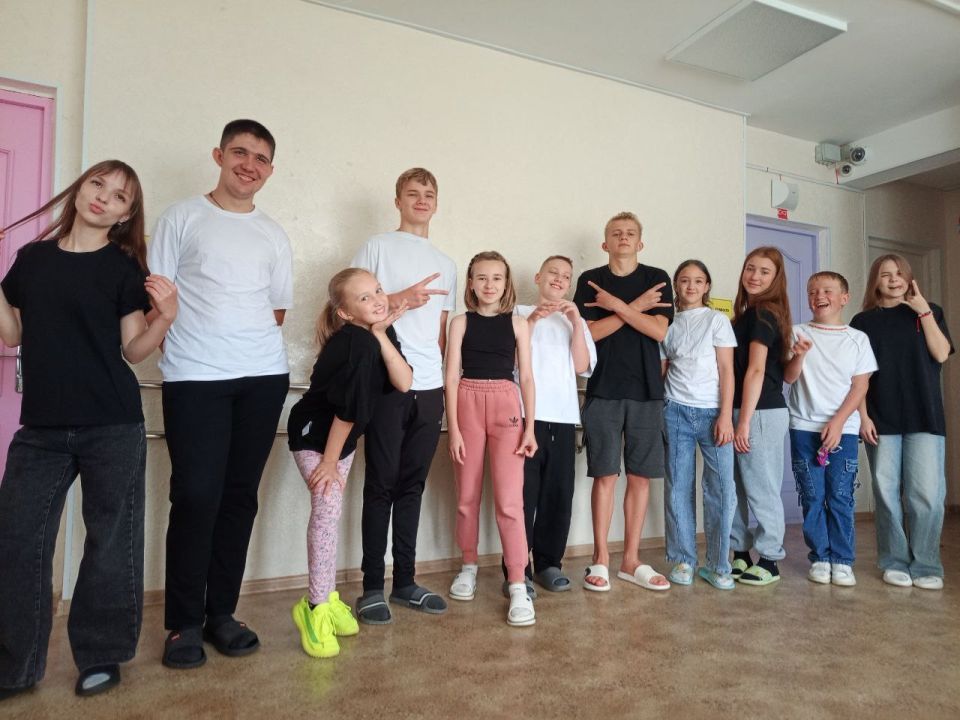 Ребята, принимающие участие в первой смене заезда «Лето в Югре» в Сургутском многопрофильном реабилитационном центре для инвалидов, создают уют, украшая отрядные места Ребята, принимающие участие в первой смене заезда «Лето в Югре» в Сургутском многопрофильном реабилитационном центре для инвалидов, создают уют, украшая отрядные места