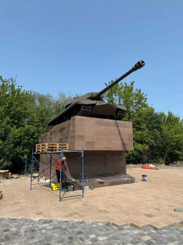 Памятник «Танк «Макеевский школьник»: символ высокого патриотизма воинов и тружеников тыла Памятник «Танк «Макеевский школьник»: символ высокого патриотизма воинов и тружеников тыла