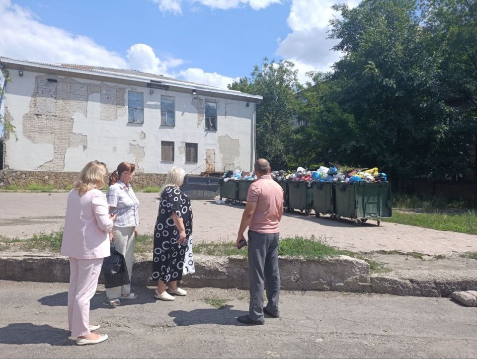 21 июля заместитель руководителя Управы Червоногвардейского внутригородского района Администрации городского округа Макеевка Татьяна Задорожная провела встречу с жителями жилого массива Горького возле дома № 9 по улице... 21 июля заместитель руководителя Управы Червоногвардейского внутригородского района Администрации городского округа Макеевка Татьяна Задорожная провела встречу с жителями жилого массива Горького возле дома № 9 по улице...