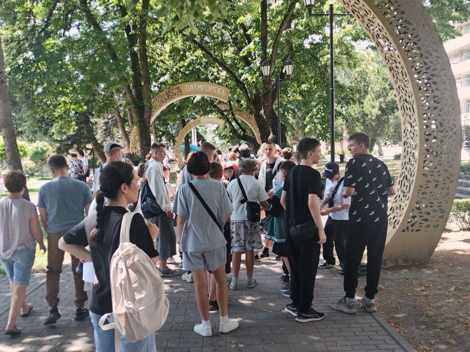 50 макеевских школьников приехали в Муниципальное бюджетное учреждение дополнительного образования оздоровительно-образовательный (профильный) центр «Юбилейный» 50 макеевских школьников приехали в Муниципальное бюджетное учреждение дополнительного образования оздоровительно-образовательный (профильный) центр «Юбилейный»