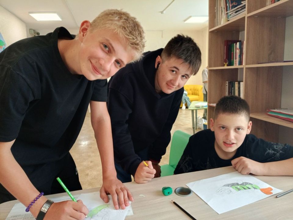 Ребята, принимающие участие в первой смене заезда «Лето в Югре» в Сургутском многопрофильном реабилитационном центре для инвалидов, создают уют, украшая отрядные места Ребята, принимающие участие в первой смене заезда «Лето в Югре» в Сургутском многопрофильном реабилитационном центре для инвалидов, создают уют, украшая отрядные места