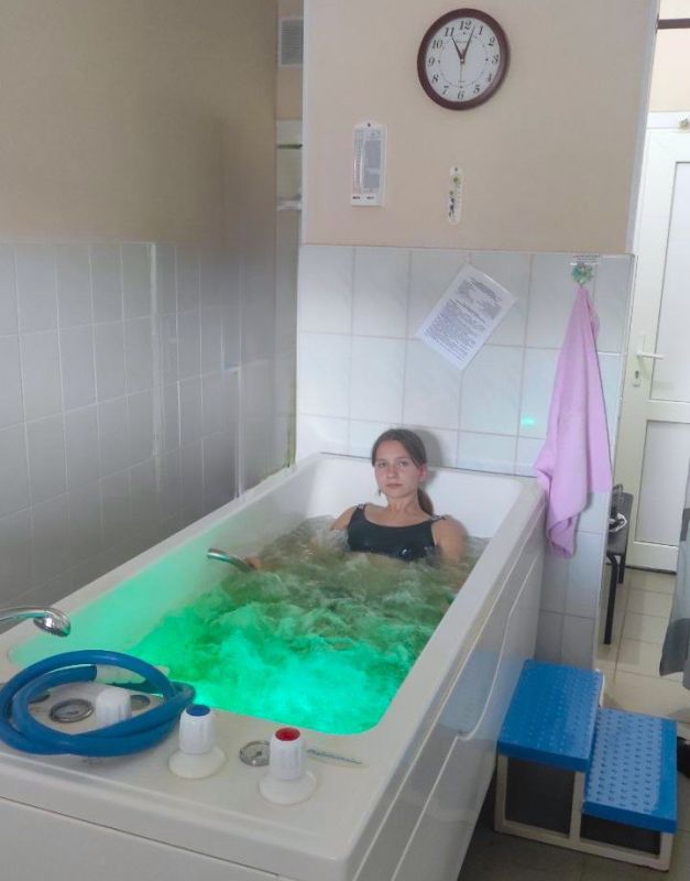 Ребята, принимающие участие в первой смене заезда «Лето в Югре» в Сургутском многопрофильном реабилитационном центре для инвалидов, создают уют, украшая отрядные места Ребята, принимающие участие в первой смене заезда «Лето в Югре» в Сургутском многопрофильном реабилитационном центре для инвалидов, создают уют, украшая отрядные места