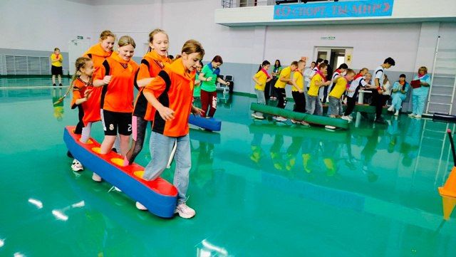 Ребята, принимающие участие в первой смене заезда «Лето в Югре» в Сургутском многопрофильном реабилитационном центре для инвалидов, создают уют, украшая отрядные места Ребята, принимающие участие в первой смене заезда «Лето в Югре» в Сургутском многопрофильном реабилитационном центре для инвалидов, создают уют, украшая отрядные места