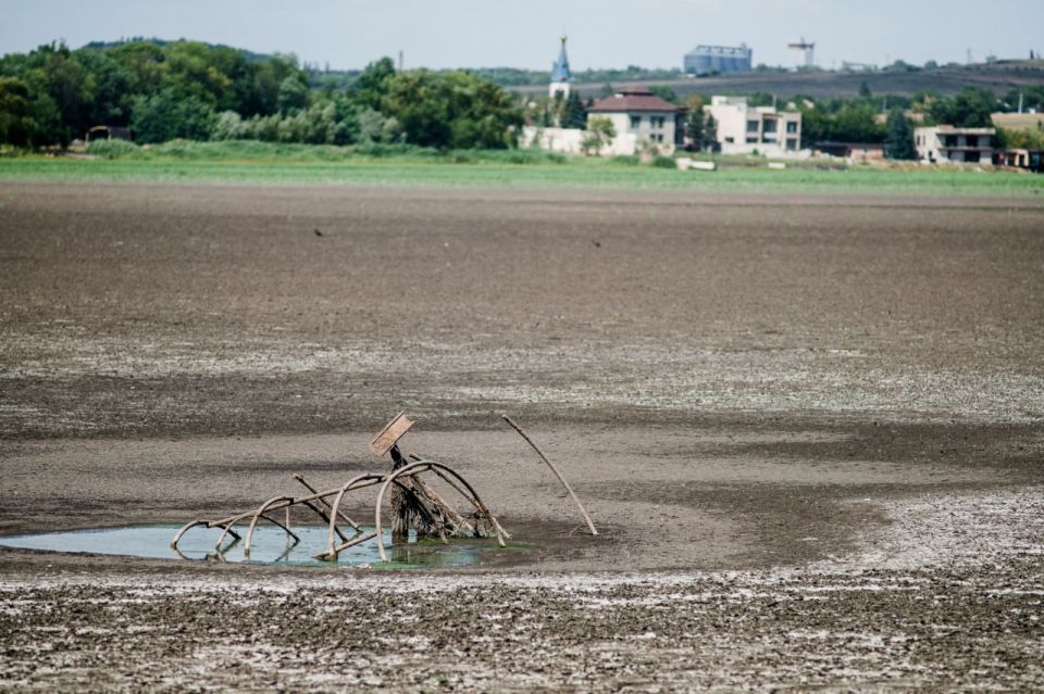 Денис Григорюк: Засуха в Донбассе. Фоторепортаж: Ханженковское водохранилище, питающее города в ДНР водой, обмелело Денис Григорюк: Засуха в Донбассе. Фоторепортаж: Ханженковское водохранилище, питающее города в ДНР водой, обмелело