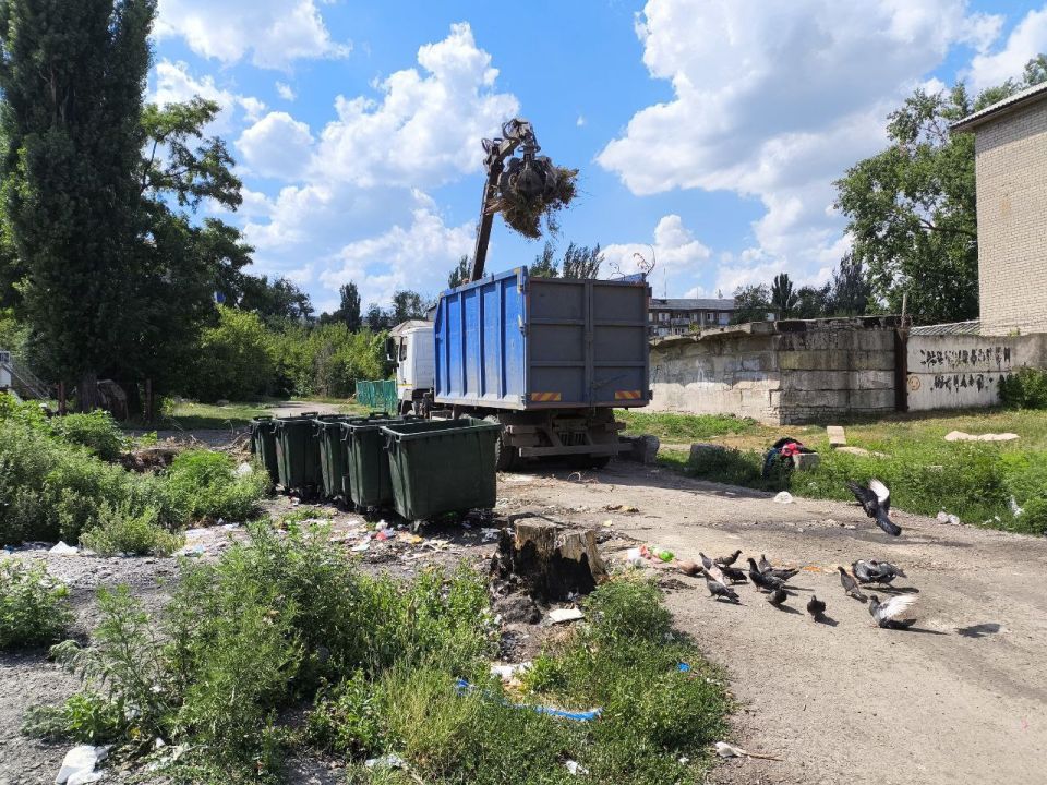 Сегодня, 22 июля, с целью приведения территории в надлежащее санитарное состояние ГУП ДНР «Донснабкомплект» выполнены работы по вывозу накоплений мусора на контейнерной площадке на квартале Химик, район хозблока № 52