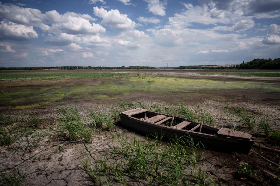 Денис Григорюк: Засуха в Донбассе. Фоторепортаж: Ханженковское водохранилище, питающее города в ДНР водой, обмелело Денис Григорюк: Засуха в Донбассе. Фоторепортаж: Ханженковское водохранилище, питающее города в ДНР водой, обмелело