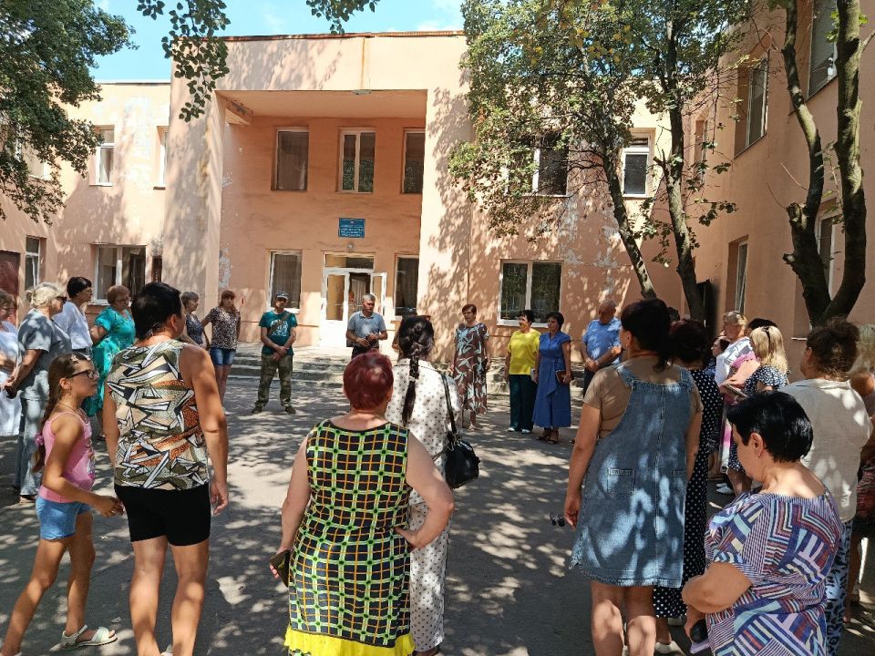 23 июля, заместитель главы Администрации городского округа Макеевка Ирина Лях провела встречу с населением во дворе МБУ «Централизованная библиотечная система г. Макеевки» библиотека им. А.С. Пушкина – № 2. Во встрече... 23 июля, заместитель главы Администрации городского округа Макеевка Ирина Лях провела встречу с населением во дворе МБУ «Централизованная библиотечная система г. Макеевки» библиотека им. А.С. Пушкина – № 2. Во встрече...