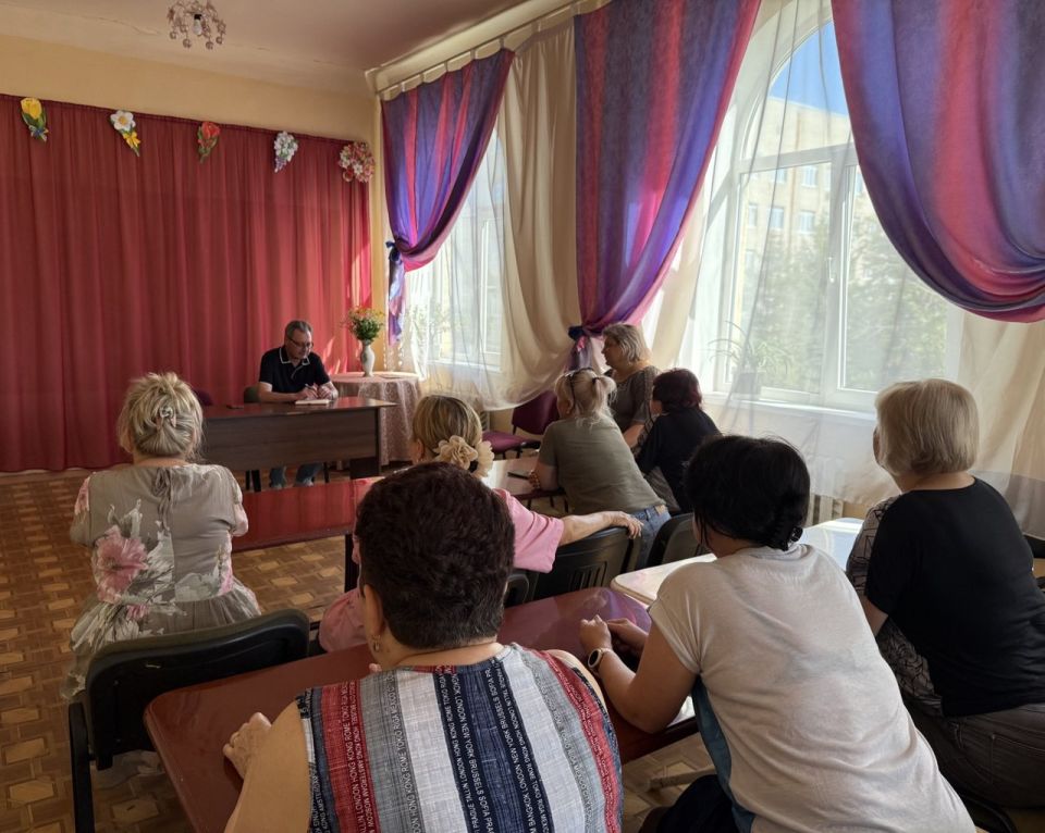 Владислав Морозов провел встречу с трудовым коллективом Центра социального обслуживания Владислав Морозов провел встречу с трудовым коллективом Центра социального обслуживания