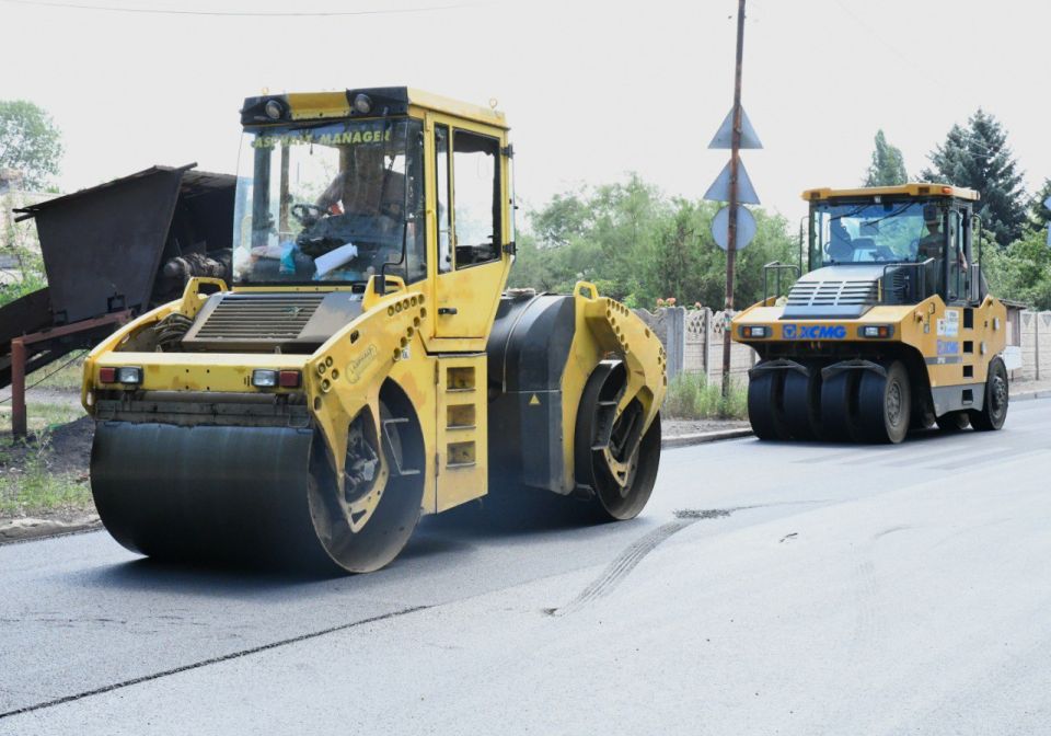 Владислав Ключаров: Вчера вместе с министром транспорта Республики Александром Бондаренко и заместителем Председателя Народного Совета ДНР Алексеем Дорофеевым проверили ход восстановления дорожного полотна по ул. Сигова в... Владислав Ключаров: Вчера вместе с министром транспорта Республики Александром Бондаренко и заместителем Председателя Народного Совета ДНР Алексеем Дорофеевым проверили ход восстановления дорожного полотна по ул. Сигова в...