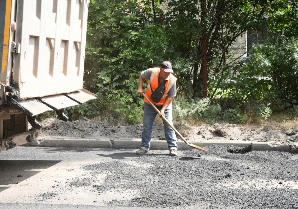 Владислав Ключаров: Вчера вместе с министром транспорта Республики Александром Бондаренко и заместителем Председателя Народного Совета ДНР Алексеем Дорофеевым проверили ход восстановления дорожного полотна по ул. Сигова в... Владислав Ключаров: Вчера вместе с министром транспорта Республики Александром Бондаренко и заместителем Председателя Народного Совета ДНР Алексеем Дорофеевым проверили ход восстановления дорожного полотна по ул. Сигова в...