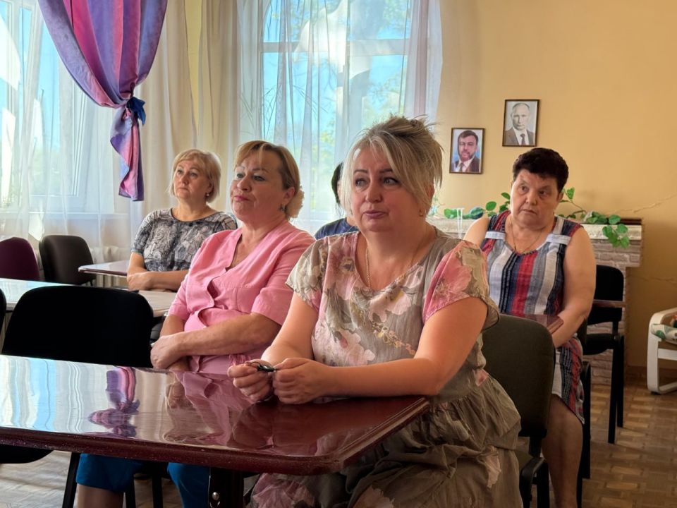 Владислав Морозов провел встречу с трудовым коллективом Центра социального обслуживания Владислав Морозов провел встречу с трудовым коллективом Центра социального обслуживания