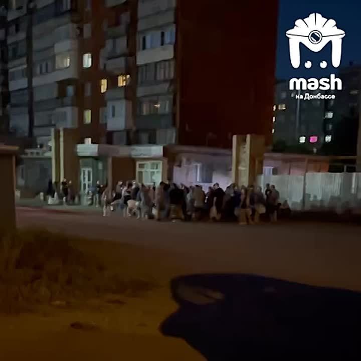 Толпа жителей Макеевки собралась, чтобы набрать воды
