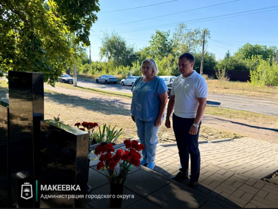 В Макеевке состоялось возложение цветов ко Дню памяти детей – жертв войны в Донбассе В Макеевке состоялось возложение цветов ко Дню памяти детей – жертв войны в Донбассе