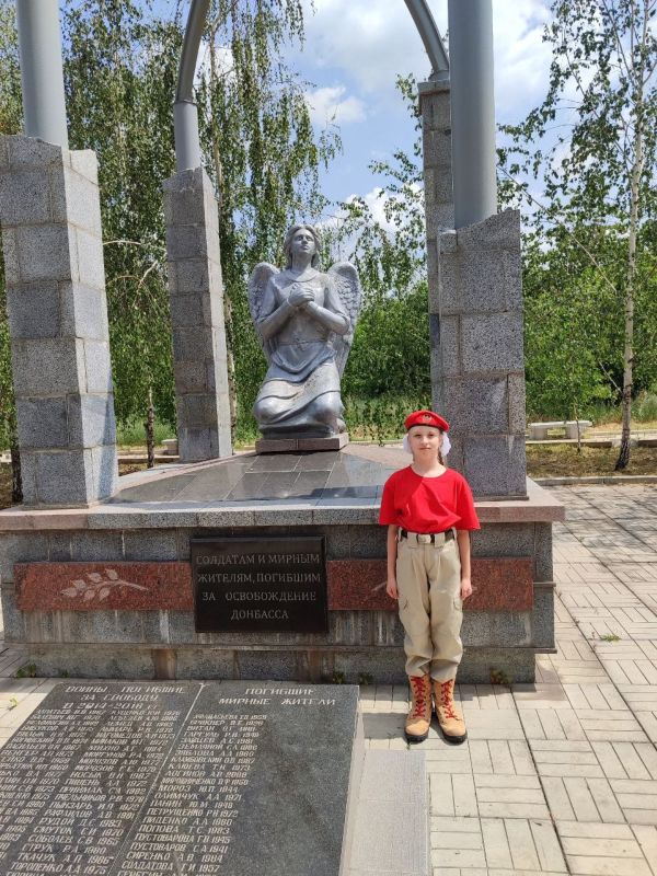 Юнармейцы ВПК"Правнуки победителей" г.о.Макеевка Куценко Дарья, Юдин Максим, Кравченко Артём приняли участие в акции "Мы помним"